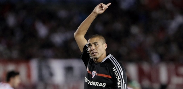 David Trézéguet, atacante do River Plate, fez o gol da vitória do time, neste sábado - EFE/Leo La Valle