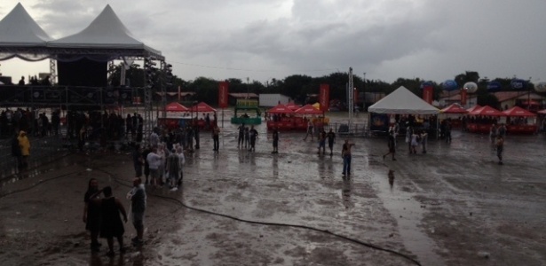 Em meio a rumores de cancelamento, público espera embaixo de chuva pelas atrações do segundo dia do Metal Open Air, em São Luís., Maranhão (21/4/12) - Marcus Brasil/UOL