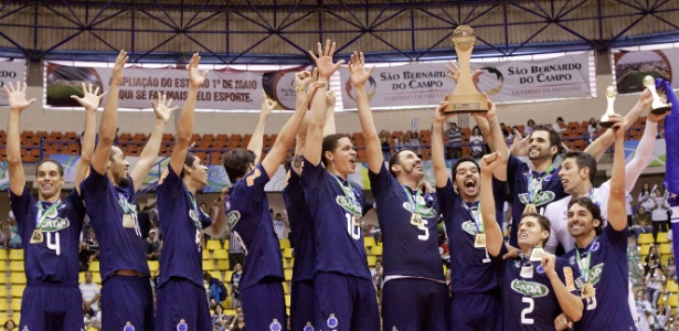 Jogadores do Sada Cruzeiro celebram título da Superliga, conquistado neste sábado - Cinara Piccolo/VIPCOMM