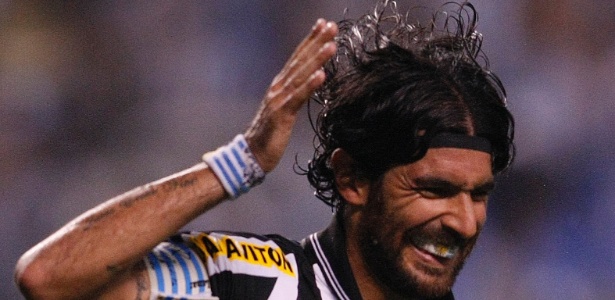 Loco Abreu marcou três vezes e foi decisivo na vitória do Botafogo contra o Bangu - Fabio Castro/Agif
