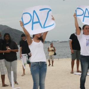 Manifestação "Niterói quer paz" reuniu centenas de pessoas na cidade no último sábado (21) - Zulmair Rocha/UOL