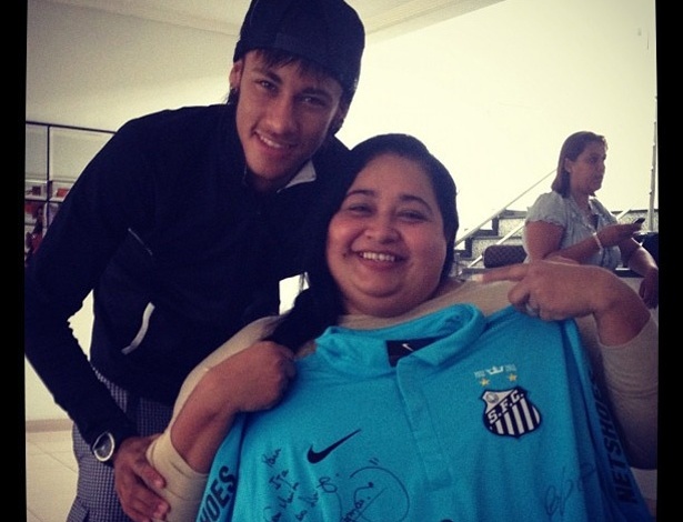 Neymar participa de evento com atletas paraolímpicos. O jogador dos Santos deu uma camiseta do seu time para uma atleta e postou a imagem no Twitter: "Eu e ITA .... Atleta ParaOlímpica" (21/4/12)
