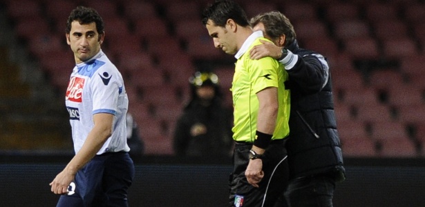 O árbitro Angelo Doveri é levado para fora do campo após sentir lesão no ombro - Roberto Salomone/AFP