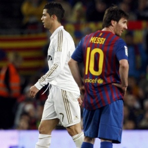 Os craques de Real Madrid e Barcelona, Cristiano Ronaldo e Messi ao término da partida - REUTERS/Albert Gea