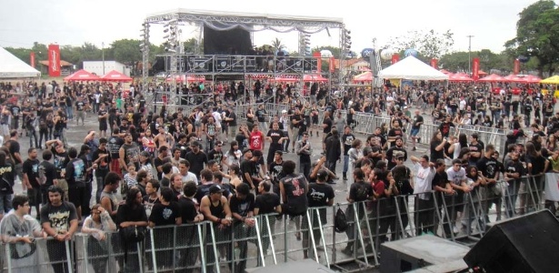 Público aguarda sem previsão de shows, bandas ou horários ouvindo uma playlist do Metallica (21/4/12) - Estefani Medeiros/UOL
