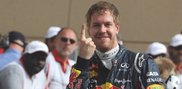 Tradicional gesto de Vettel foi visto pela primeira vez neste ano com a pole no Bahrein - AFP PHOTO / DIMITAR DILKOFF