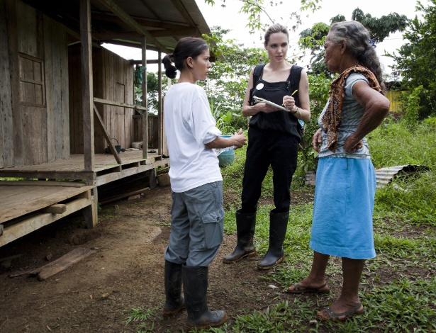 A atriz americana Angelina Jolie visitou refugiados colombianos no Equador como enviada especial do Alto Comissariado da Organização das Nações Unidas (ONU) para os Refugiados 