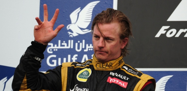 Ao seu estilo, Kimi Räikkönen "comemora" o segundo lugar no GP do Bahrein - Dimitar Dilkoff/AFP