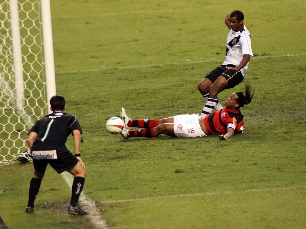 Após cruzamento, Ronaldinho Gaúcho, marcado por Renato Silva, tenta botar a bola pra dentro, mas não chega à tempo