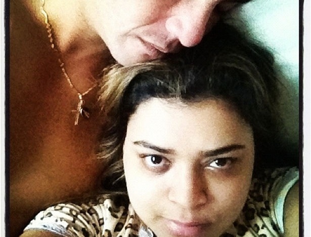 Após sofrer uma cirurgia no joelho, a cantora Preta Gil postou neste domingo, uma foto com o marido em sua casa no Rio: "Que surpresa boa, a chuva n?o deixou meu amor embarcar!!", escreveu a cantora
