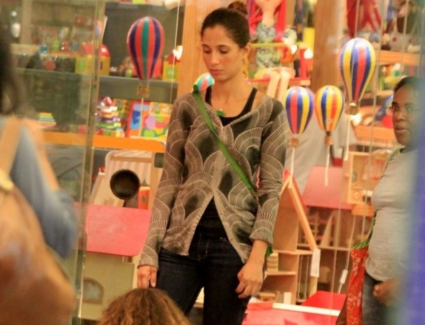 Camila Pitanga brinca com a filha Antonia em um shopping da zona sul do Rio (22/4/2012)