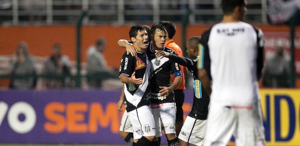 Jogadores comemoram vitória sobre o Corinthians no Pacaembu, pelas quartas de final do Paulistão 2012 - Leonardo Soares/UOL