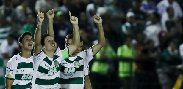 Jogadores do Guarani comemoram gol contra o Palmeiras pelas quartas do Paulistão - Leandro Moraes/UOL
