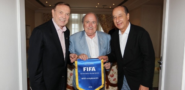Jose Maria Marin (esq.) e Marco Polo Del Nero (dir.) posam ao lado do presidente da Fifa