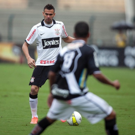 Leandro Castán observa a movimentação do ataque do Corinthians em joga no Pacaembu - Leonardo Soares/UOL