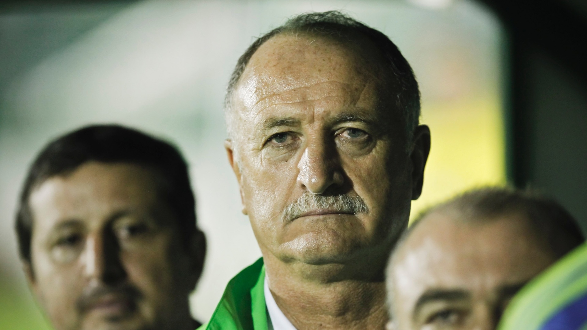 Luiz Felipe Scolari aguarda início da partida contra Guarani