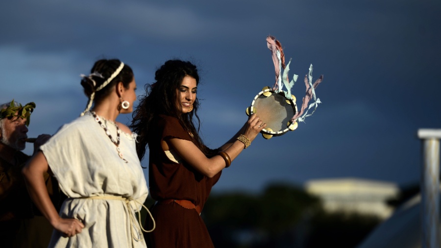 Mulheres vestidas como romanas antigas fazem performance