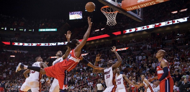 Nenê salta para anotar a cesta da vitória dos Wizards contra o Miami Heat - REUTERS/Andrew Innerarity