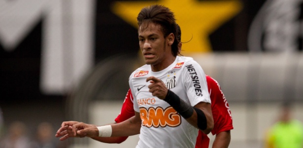 Endiabrado, Neymar deixa a marcação para trás em partida do Santos contra o Mogi - Ricardo Nogueira/Folhapress
