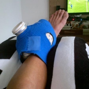 Renato, do Botafogo, faz tratamento em casa para se recuperar de entorse no tornozelo esquerdo - Reprodução/Twitter