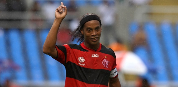 O meia Ronaldinho Gaúcho cobra R$ 40 milhões do Flamengo na Justiça - Júlio César Guimarães/UOL