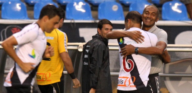 Técnico Cristóvão Borges abraça Felipe após gol do Vasco na semifinal da Taça Rio - Júlio César Guimarães/UOL