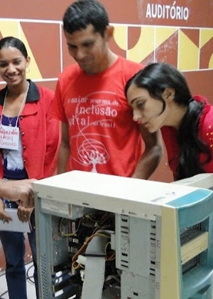 No Coletivo Puraqué, jovens aprendem a montar e a programar computadores - Reprodução