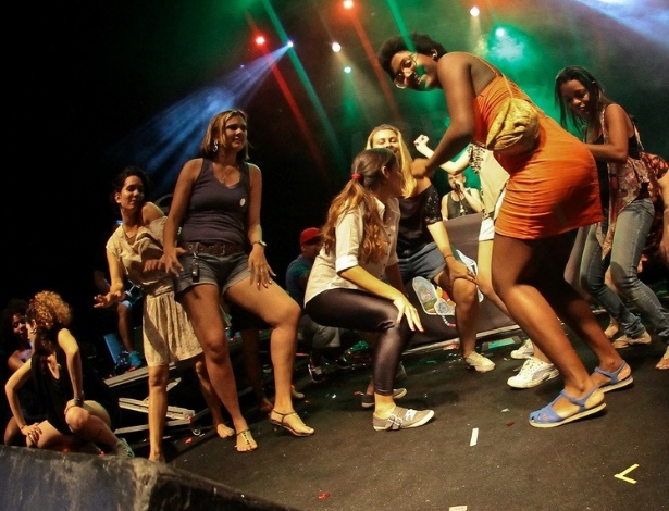 Fãs dançam ao som de Buraka Som Sistema no Abril Pro Rock em Recife (23/4/12) - Rafael Passos/Divulgação
