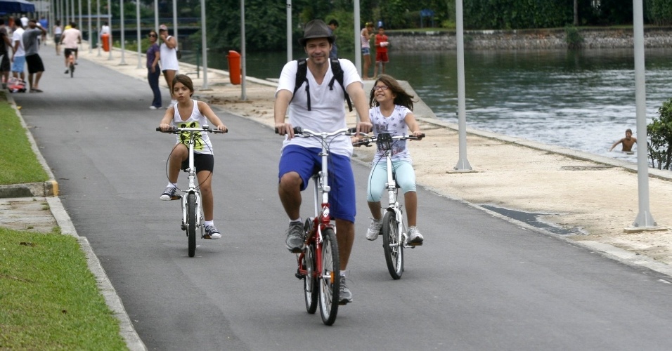 Heitor Martinez passeia de bicicleta acompanhado das filhas, as gêmeas Alice e Helena, pela Lagoa Rodrigo de Freitas, na zona sul do Rio (23/4/12)