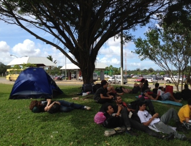 Jovens que foram ao Metal Open Air, no Maranhão, montaram acampamento no aeroporto de São Luís até a manhã desta segunda-feira (23/4/2012) - Marcus Vinícius Brasil/UOL
