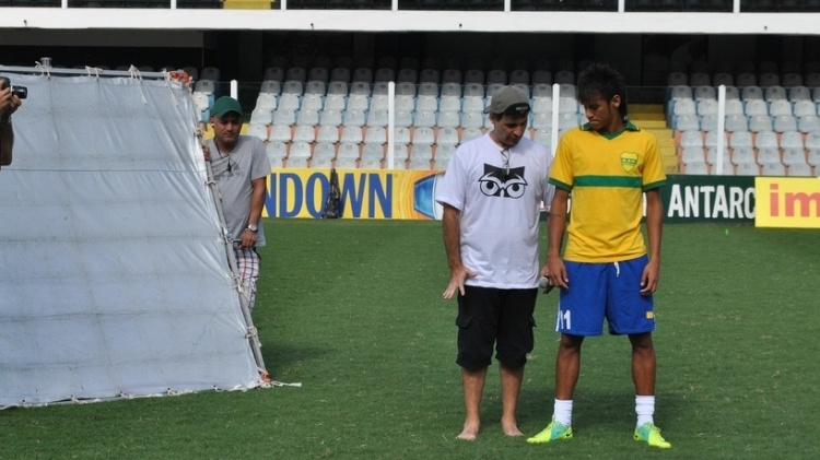 Neymar é orientado durante a gravação do clipe 'Eu quero tchu, Eu quero tcha'