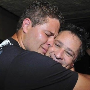 O cantor Pedro Leonardo abraça o pai Leonardo  - Reprodução/Facebook
