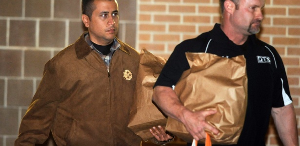 O vigilante voluntário George Zimmerman (esquerda) deixa prisão em Sanford, na Flórida (EUA) - David Manning/Reuters