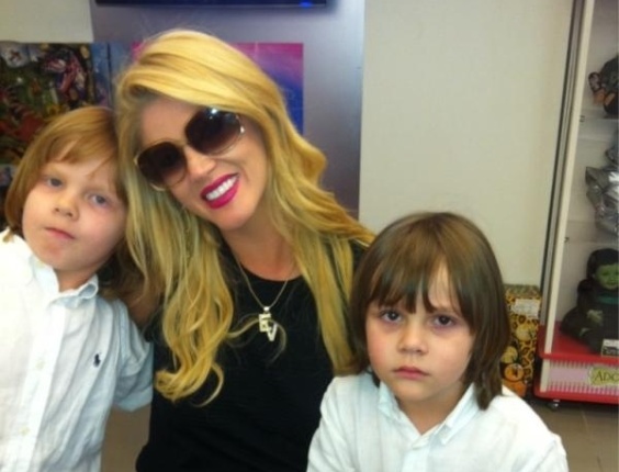 Val Marchiori publica fotos com seus filhos gêmeos no Twitter (23/4/12)