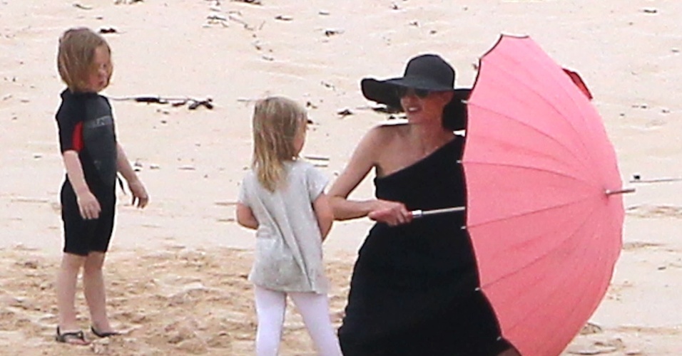 A família Jolie Pitt aproveitou para descansar na Ilha de Galápagos, no Equador. Angelina e Brad brincaram com os filhos e desfrutaram momentos em família. A atriz ficou mais com os filhos menores, Knox Jolie-Pitt (esq.), Vivienne Jolie-Pitt (dir.) e Shiloh Jolie-Pitt (23/4/12)