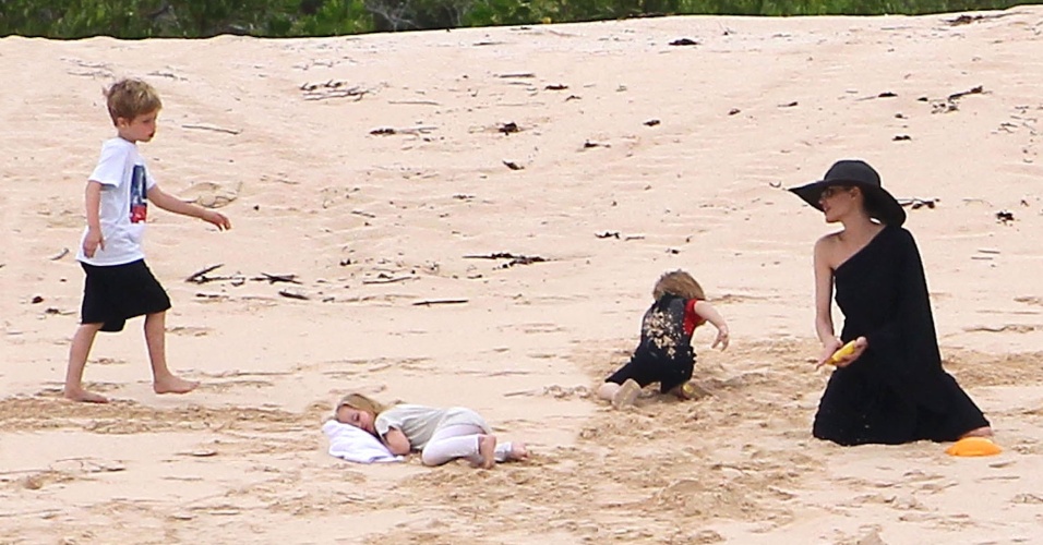 A família Jolie Pitt aproveitou para descansar na Ilha de Galápagos, no Equador. Angelina e Brad brincaram com os filhos e desfrutaram momentos em família. A atriz ficou mais com os filhos menores, Knox Jolie-Pitt (esq.), Vivienne Jolie-Pitt (dir.) e Shiloh Jolie-Pitt, que aproveitou para cochilar na areia (23/4/12)