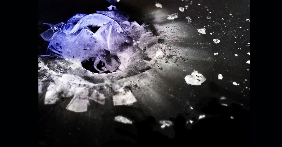 A fotógrafa Deborah Bay registrou close-ups de disparos de vários tipos de armas contra painéis de acrílico à prova de balas na série 'The Big Bang'. Acima, o disparo de uma 44 Magnum - Deborah Bay/Divulgação