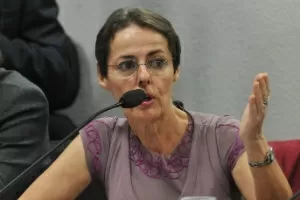 A ministra da Cultura, Ana de Hollanda, fala na Comissão de Educação, Cultura e Esporte do Senado sobre denúncias veiculadas na imprensa de favorecimento ao Ecad (Escritório Central de Arrecadação e Distribuição) (24/4/2012) -