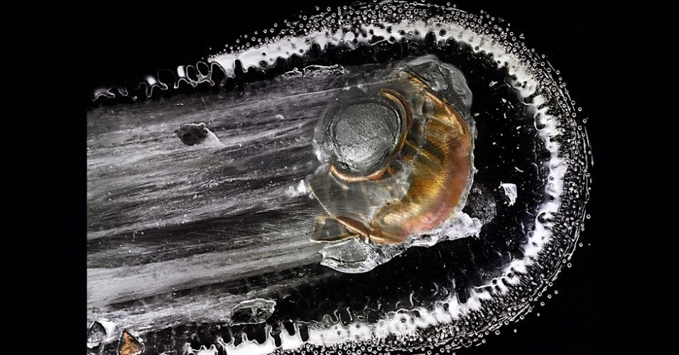 Bay lembra que seu país tem uma longa história de apego às armas de fogo, isto faz parte da história americana. Acima, o disparo de uma Glock 9 milímetros - Deborah Bay/Divulgação