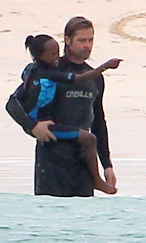Brad Pitt nada ao lado da filha Zahara Jolie Pitt na Ilha de Galápagos, no Equador (23/4/12)