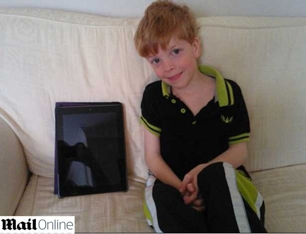 Jake Sadler, 6, associou cartão de débito dos pais a game no iPad  - Reprodução/Daily Mail 