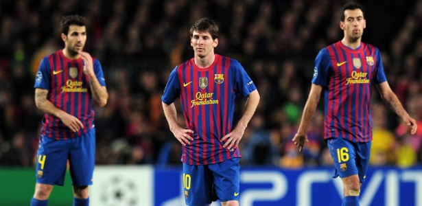 Jogadores do Barcelona lamentam durante o jogo contra o Chelsea; Messi não decidiu - Shaun Botterill/Getty Images