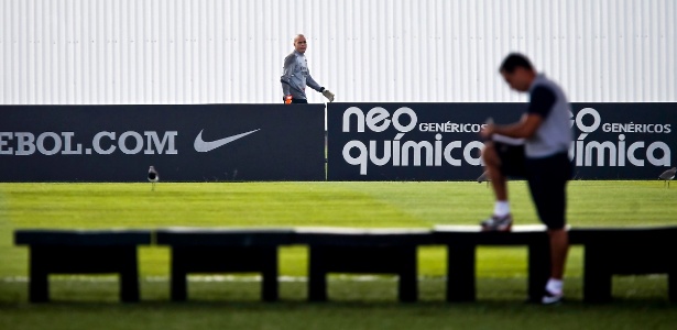 Julio Cesar, ao fundo, observa o treino dos demais companheiros de Corinthians - Leandro Moraes/UOL