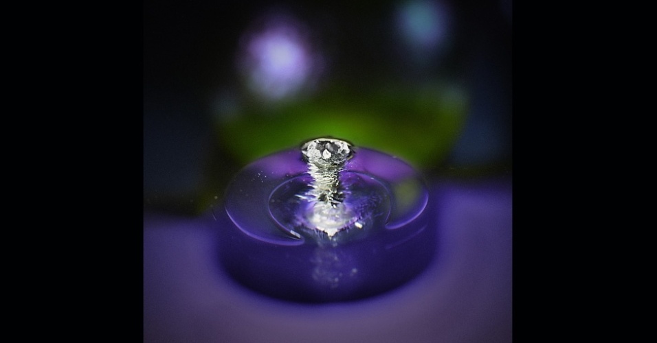 Mas, ela deixa claro que não fez nenhum dos disparos, ela apenas conseguiu os painéis e pediu para que 'profissionais da polícia no Instituto de Segurança Pública da Universidade Comunitária de Houston' participassem do projeto. Acima, o disparo de uma 7.62 - Deborah Bay/Divulgação