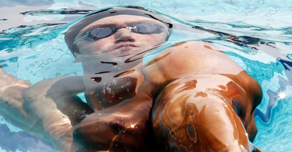 Nadador Guilherme Augusto Guido do Brasil, nada os 50m costas no aquecimento para o Troféu Maria Lenk, no Rio de Janeiro