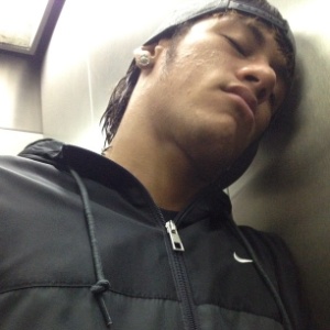 Neymar "caiu da cama" para ver o sorteio e postou foto no Twitter dizendo que ainda estava com sono