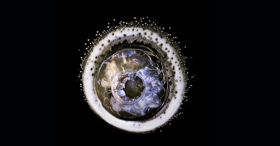 O acrílico capturou a fragmentação das balas e também deu um registro visual da energia liberada no impacto, escreveu a fotógrafa em seu site. Acima, o disparo de um rifle calibre 22 - Deborah Bay/Divulgação