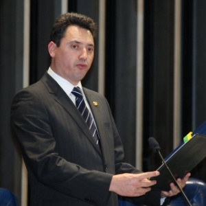 O senador Sérgio Souza (PMDB-PR) é o relator da PEC do voto aberto no Senado - Lula Marques/Folhapress