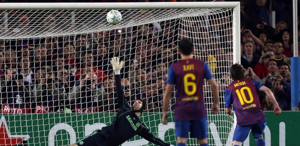Messi cobra pênalti e a bola explode no travessão do goleiro Peter Cech, do Chelsea - Alberto Estévez/EFE