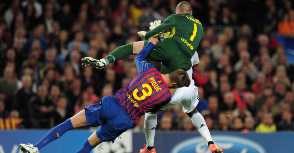 24.abr.2012 - Piqué cai após trombada com Victor Valdés. Zagueiro chegou a ficar desacordado após o lance durante jogo contra o Chelsea